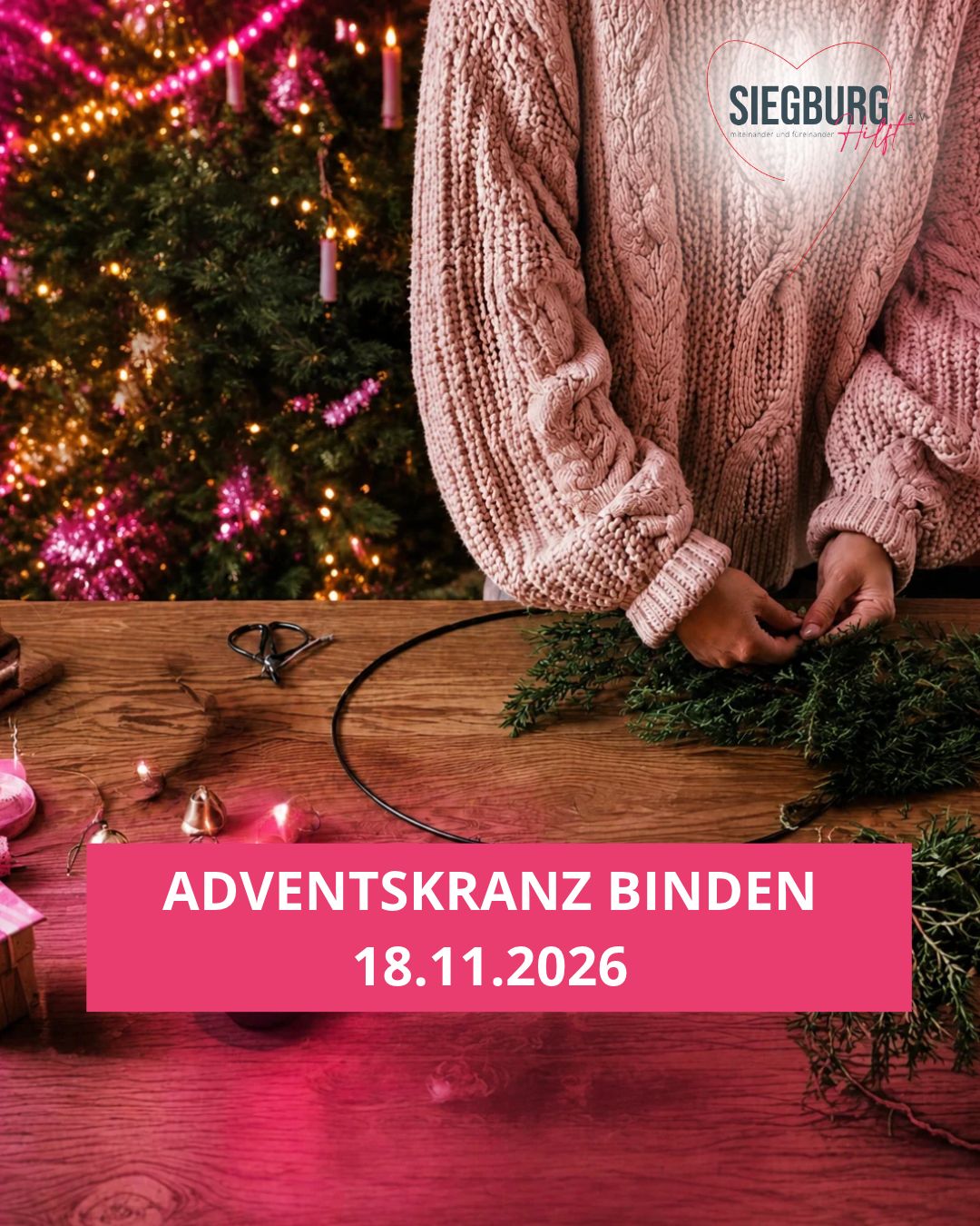 Aud dem Bild sieht man, wie auf einem Holztisch ein Adventskranz gebunden wird, symbolisch für Adventskranz binden in Siegburg | Siegburg hilft e. V.